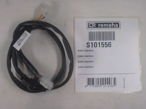 Kabel mit mehreren Drähten und Steckverbindung, gekennzeichnet mit der Marke Remeha, daneben ein Etikett mit Produktnummer und Beschreibung.